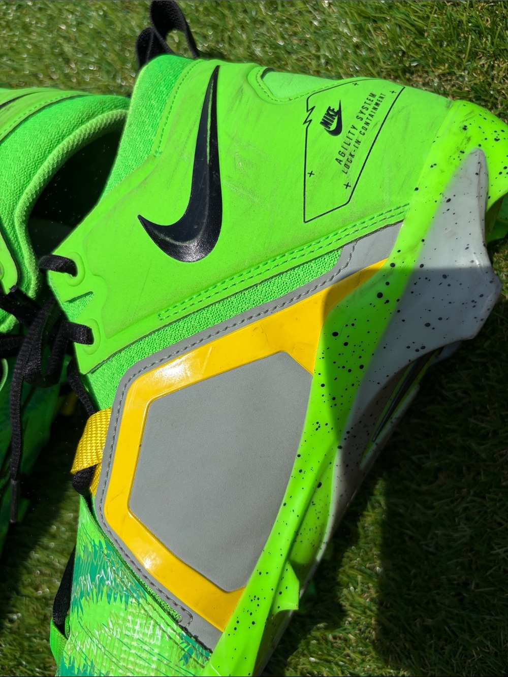 FOOTBALL CLEATS- NIKE Neon Green Soccer Cleats with Black Swoosh and Yellow. - Picture 5 of 5